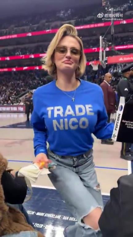 主场不准球迷打印“解雇Nico”标语，女球迷就出此下策